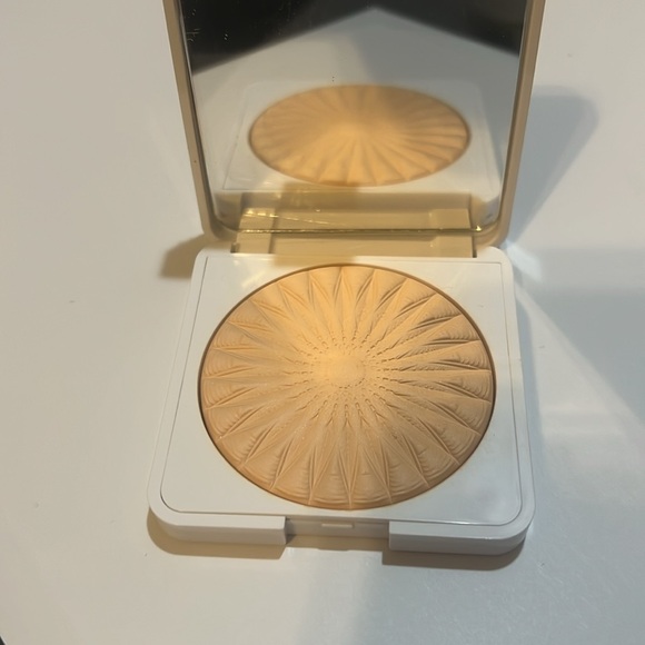 Chantecaille Perfect Blur Finishing Face Powder in Light/Medium - Picture 5 of 7